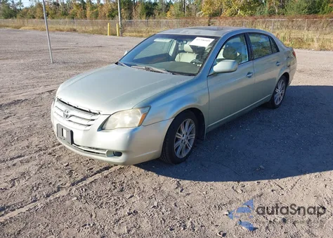 2005 Toyota Avalon Limited z USA, uszkodzony, nr VIN 4T1BK36B55U051521